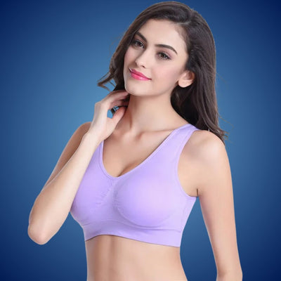 Femme portant un soutien-gorge violet sans couture, fond bleu. Lingerie confortable, mode féminine, sous-vêtements élégants.