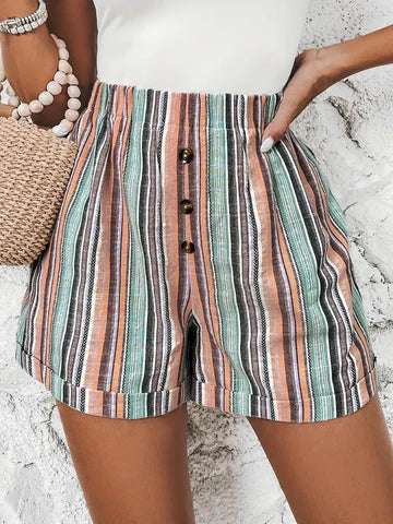 Short en lin rayé multicolore avec boutons, porté par une femme. Mode estivale, style décontracté chic, accessoire sac en paille.