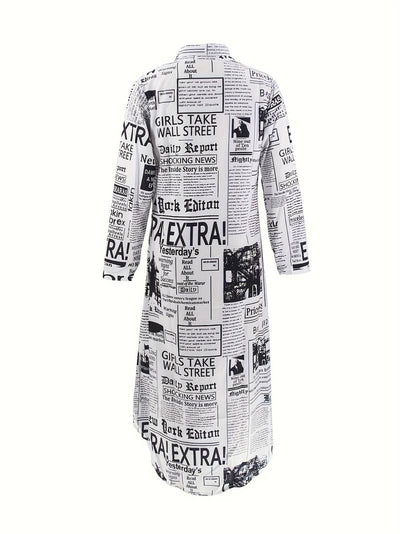 Robe imprimée journal noir et blanc, manches longues, style moderne. Tendance mode, vêtement unique, design original, look audacieux.