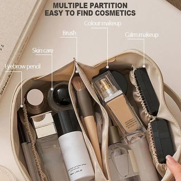 Trousse de maquillage beige avec compartiments multiples, contenant pinceau, fond de teint, soins de la peau, crayon à sourcils, maquillage coloré et neutre.