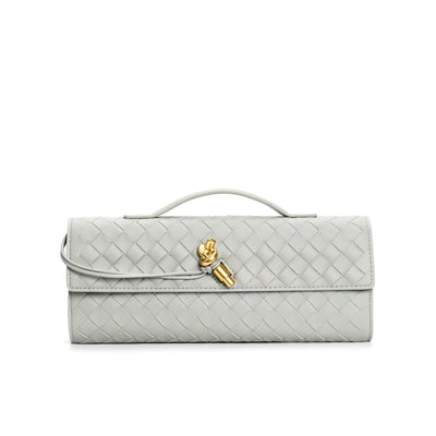Sac à main en cuir tressé gris avec fermoir doré, design élégant et moderne. Accessoire de mode luxueux pour femme, tendance et chic.