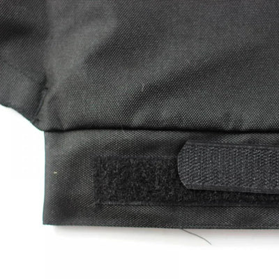 Gros plan sur un sac en tissu noir avec fermeture velcro, texture robuste. Accessoire de mode pratique, idéal pour le rangement sécurisé.