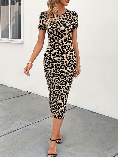 Robe moulante imprimé léopard femme, manches courtes, longueur mi-mollet, style élégant, mode tendance, tenue chic, talons noirs.