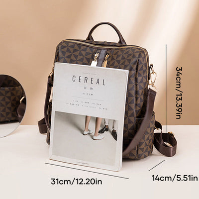 Sac à dos en cuir marron avec motif géométrique, dimensions 31x14x34 cm, tenant un magazine "Cereal". Accessoire mode élégant et pratique.
