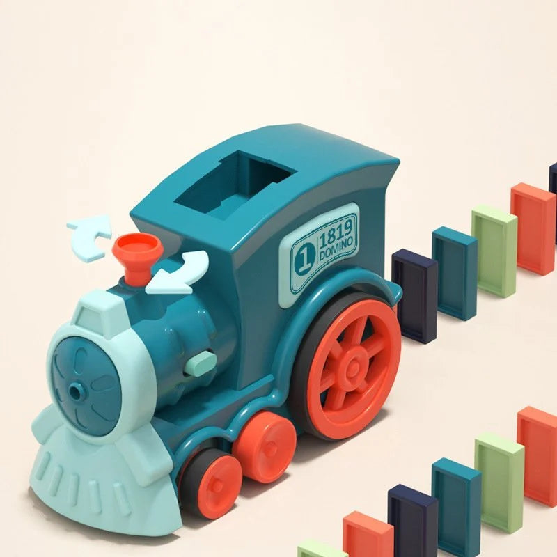Locomotive jouet en plastique bleu et orange avec dominos colorés alignés. Jouet éducatif pour enfants, développement cognitif, jeu créatif.