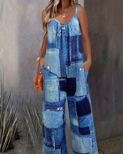 Femme portant une combinaison en jean patchwork, style décontracté, avec un sac à main marron. Mode tendance, tenue estivale, look urbain chic.
