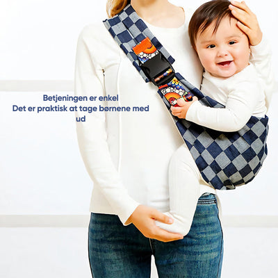 Une femme portant un bébé souriant dans un porte-bébé à carreaux bleu et blanc. Accessoire pratique pour transporter les enfants.