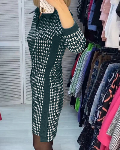 Robe à motif pied-de-poule vert et blanc, manches longues, portée par une femme dans une boutique de vêtements, entourée de divers vêtements colorés.