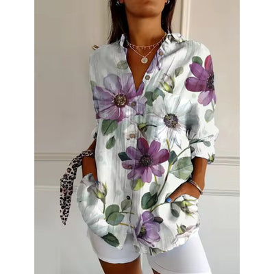 Chemise femme à manches longues avec imprimé floral violet et blanc, col ouvert, portée avec short blanc. Mode élégante et décontractée.