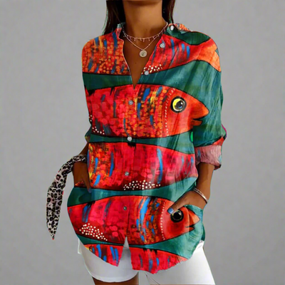 Chemise colorée à motifs de poissons rouges et verts, manches longues, portée par une femme. Mode tendance, style artistique, vêtements originaux.