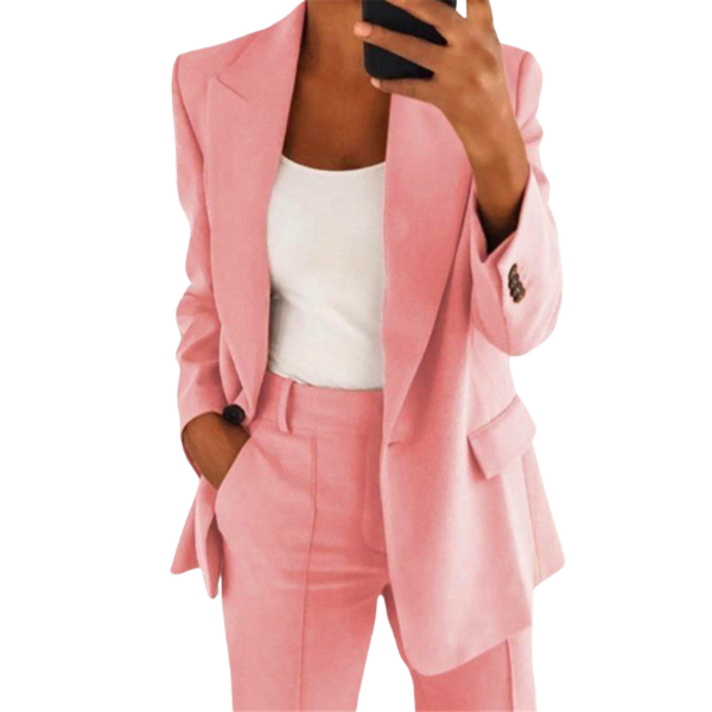 Femme en costume rose élégant, veste et pantalon assortis, tenant un smartphone. Mode féminine, tenue professionnelle chic, style moderne.