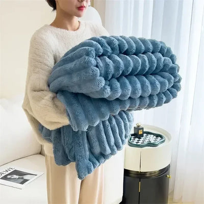 Femme tenant une couverture en fausse fourrure bleue, douce et moelleuse, dans un salon moderne. Décoration intérieure, confort, textile maison.