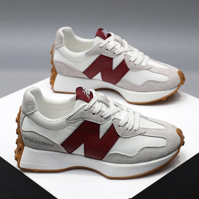 Baskets blanches et grises avec logo rouge, semelle en caoutchouc marron, design moderne. Chaussures de sport tendance pour homme et femme.