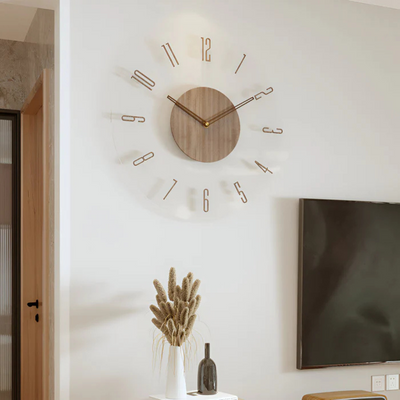 Horloge murale moderne en bois avec chiffres transparents, décor minimaliste, vase blanc avec herbes séchées, intérieur contemporain lumineux.