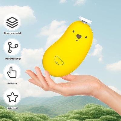 Main en tenant un chargeur portable jaune en forme de haricot avec visage mignon, ciel bleu et montagnes en arrière-plan. Accessoire pratique et design.