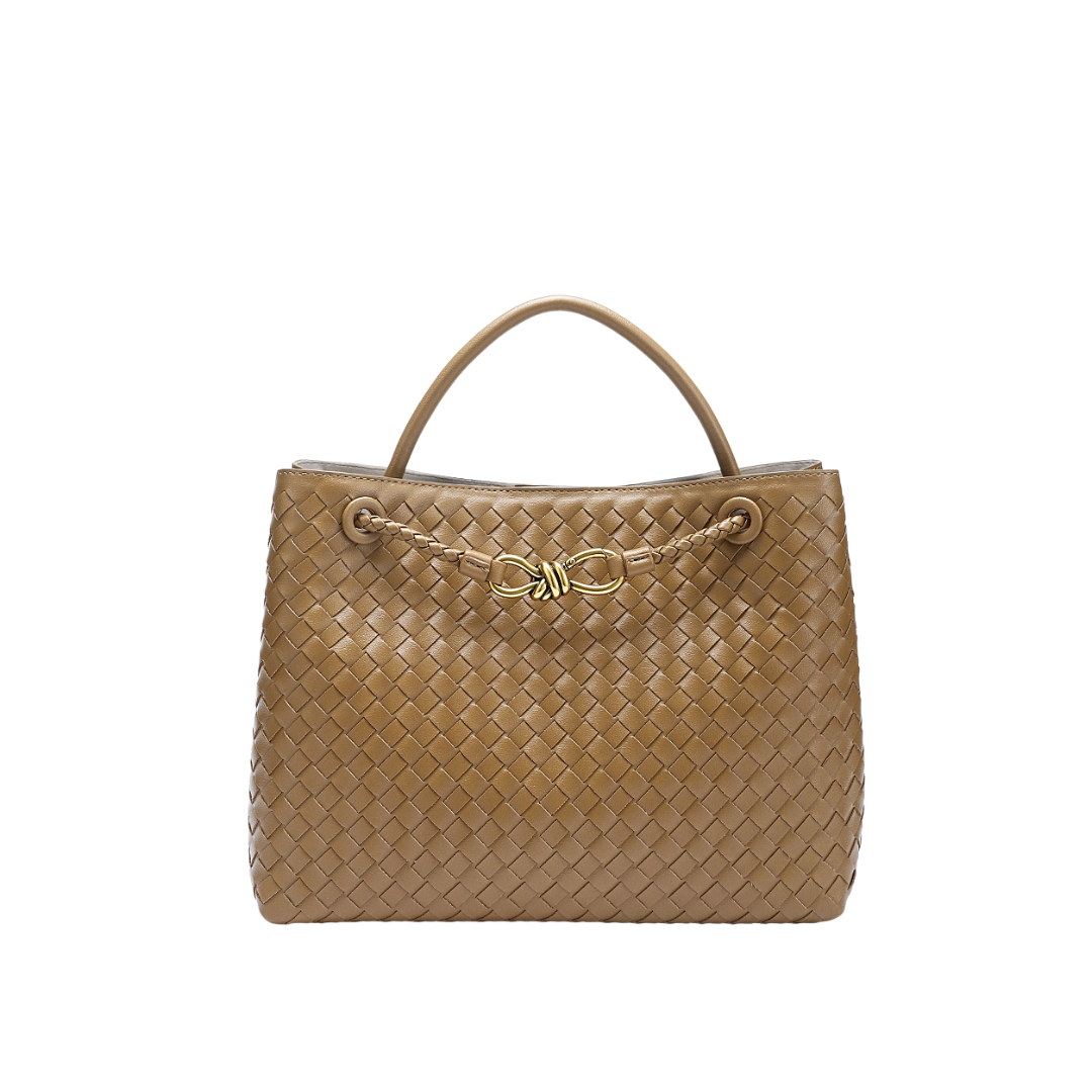 Sac à main en cuir tressé marron avec anse, orné d'un fermoir doré. Élégant et tendance, idéal pour la mode féminine et le luxe.