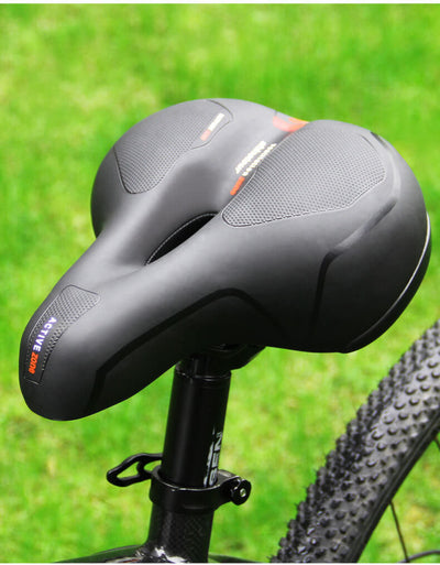 Selle de vélo ergonomique noire sur vélo tout-terrain, design confortable, idéale pour cyclisme, amortissement optimal, extérieur sur herbe verte.