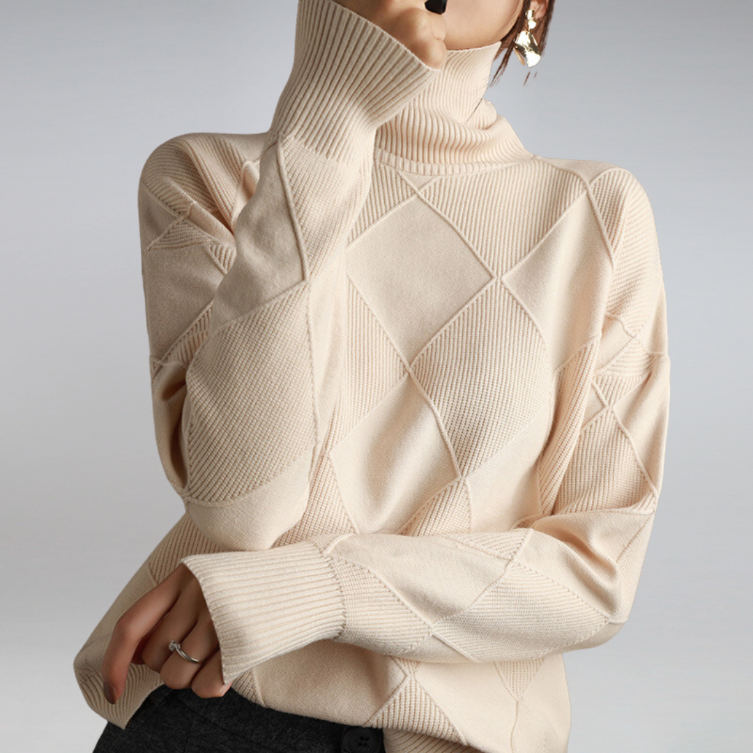 Pull-over beige à col roulé, motif géométrique, manches longues, porté par une femme. Mode automne-hiver, style élégant et moderne.