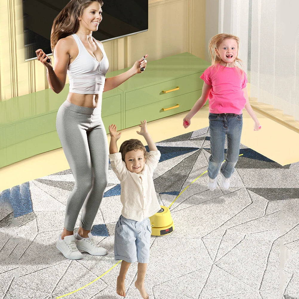 Femme faisant du saut à la corde avec deux enfants souriants dans un salon moderne, sol en marbre, meuble vert, ambiance joyeuse et dynamique.