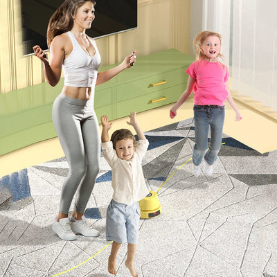 Femme faisant du saut à la corde avec deux enfants souriants dans un salon moderne, sol en marbre, meuble vert, ambiance joyeuse et dynamique.