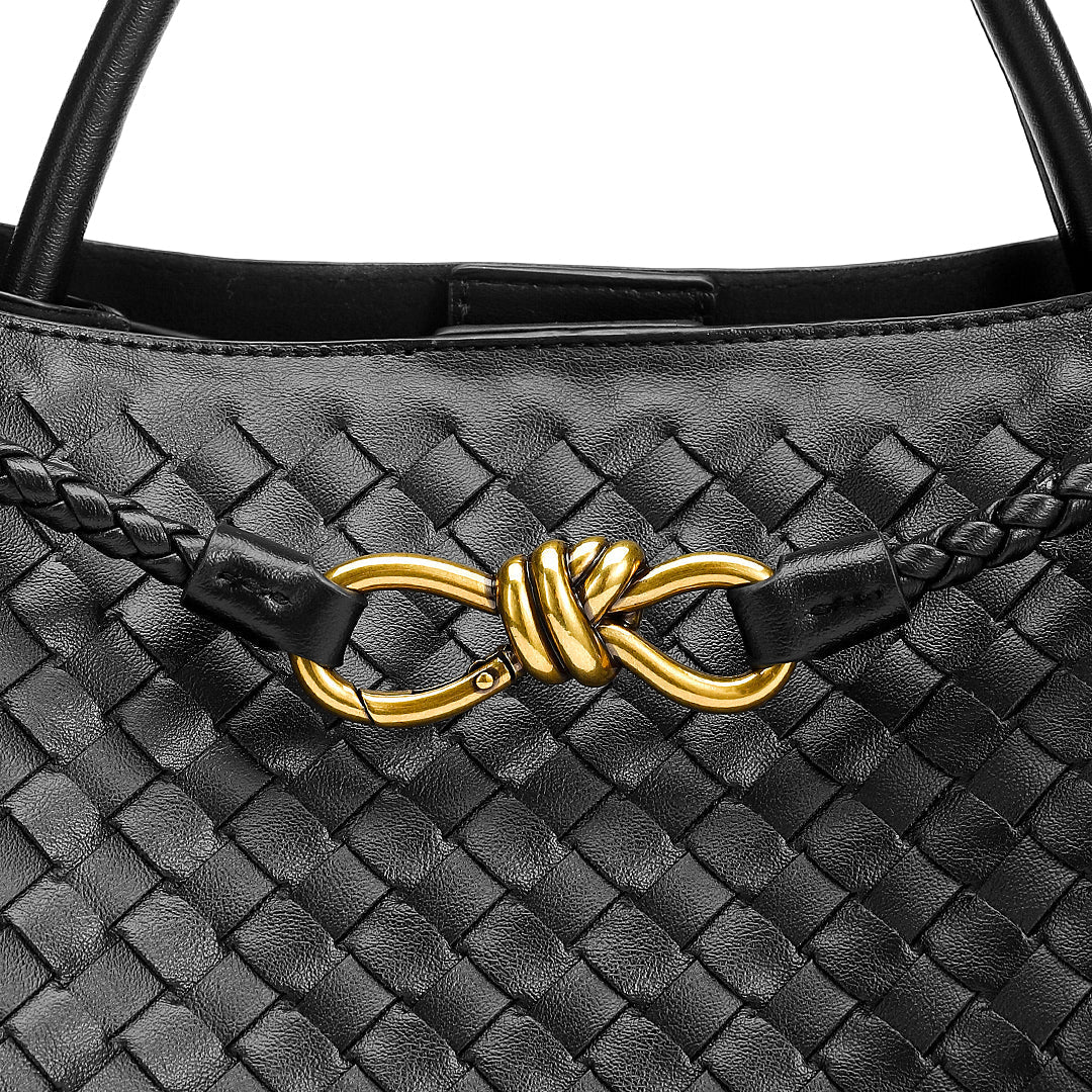 Sac à main en cuir noir tressé avec boucle dorée élégante. Accessoire de mode luxueux, design sophistiqué, tendance et chic.
