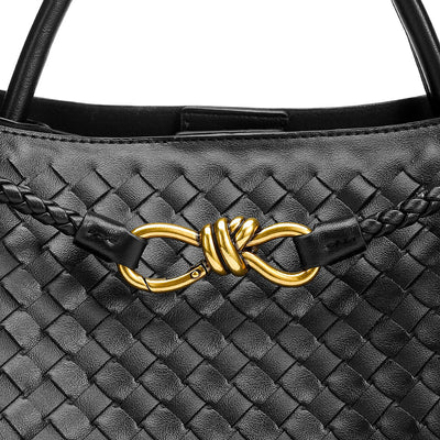 Sac à main en cuir noir tressé avec boucle dorée élégante. Accessoire de mode luxueux, design sophistiqué, tendance et chic.