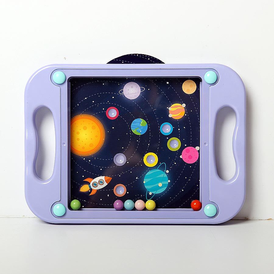Jouet éducatif en bois sur le système solaire, avec planètes colorées et fusée, fond bleu nuit. Jeu d'apprentissage pour enfants.