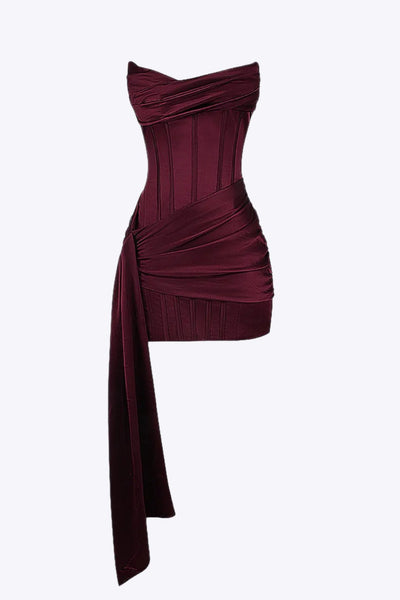 Robe bustier bordeaux élégante, drapée et asymétrique, idéale pour soirées. Style moderne et chic, tendance mode féminine 2023.