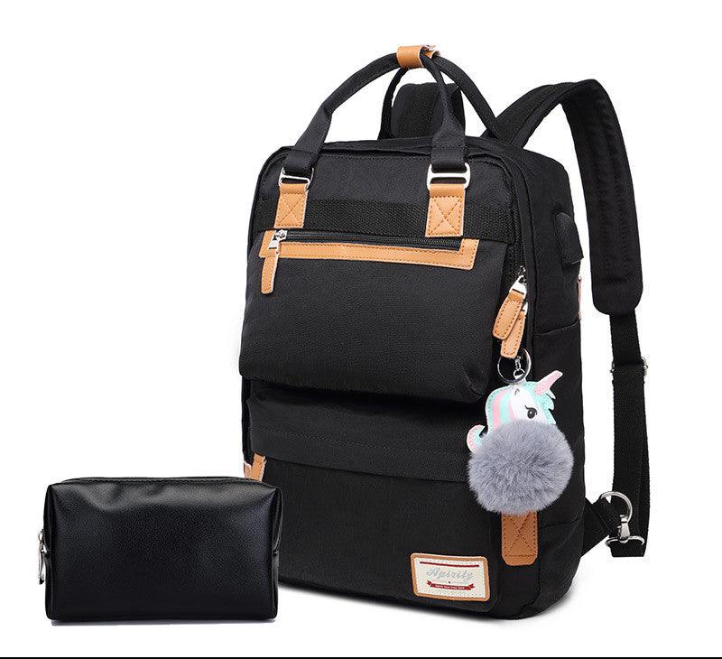 Sac à dos noir élégant avec détails en cuir marron, porte-clés peluche et trousse assortie. Idéal pour école, voyage, usage quotidien.