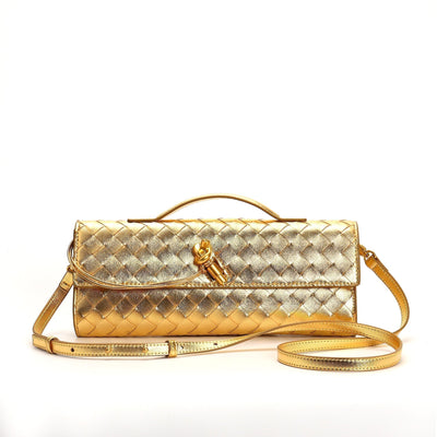 Sac à main en cuir doré avec motif matelassé, bandoulière ajustable et fermoir métallique. Accessoire de mode élégant et tendance.