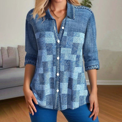 Chemise en jean patchwork pour femme, manches trois-quarts, boutons blancs, portée dans un salon moderne. Mode décontractée tendance.