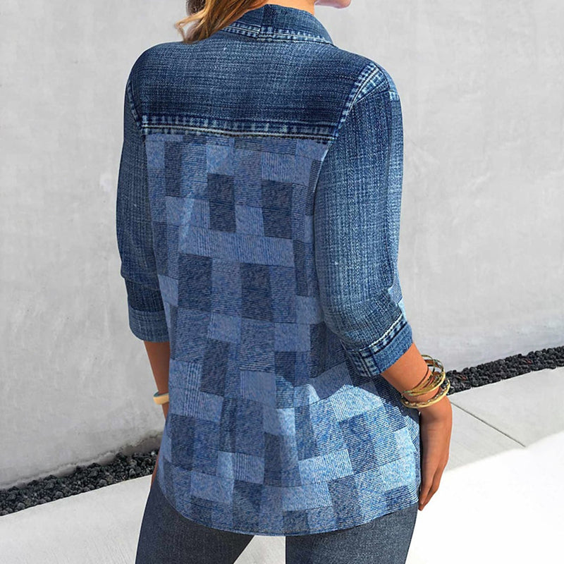 Chemise en jean patchwork pour femme, manches trois-quarts, design moderne, arrière visible, idéale pour un look décontracté et tendance.