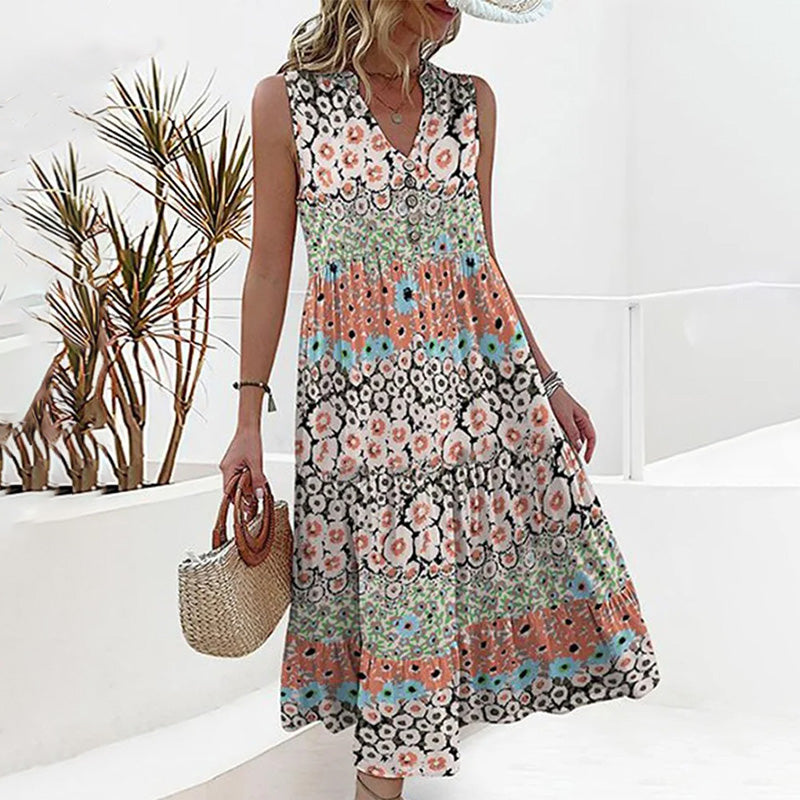 Robe longue d'été fleurie pour femme, sans manches, avec motifs floraux colorés, accessoirisée d'un sac en osier, idéale pour la mode estivale.