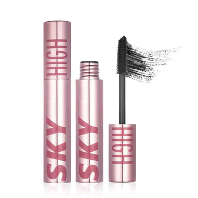 Mascara rose Sky High ouvert et fermé, brosse noire avec texture visible. Produit cosmétique populaire pour des cils volumineux et allongés.