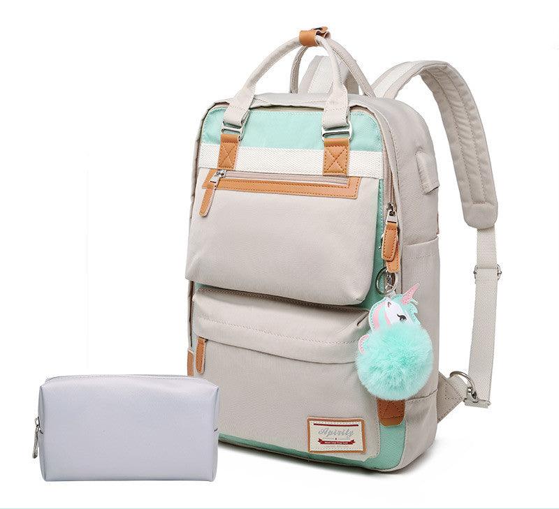 Sac à dos beige et vert menthe avec porte-clés pompon, poches multiples et trousse assortie. Idéal pour école ou voyage. Design moderne et pratique.