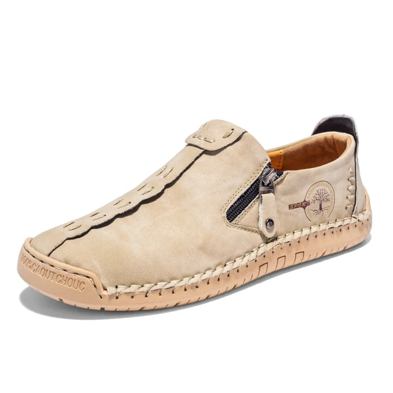 Chaussure en cuir beige pour homme, style décontracté, avec fermeture éclair latérale et semelle cousue. Idéale pour un look casual et confortable.