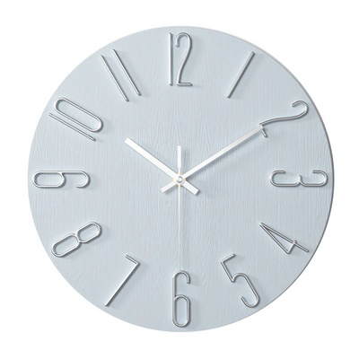 Horloge murale ronde grise avec chiffres argentés en relief et aiguilles blanches, design moderne, décoration intérieure élégante.
