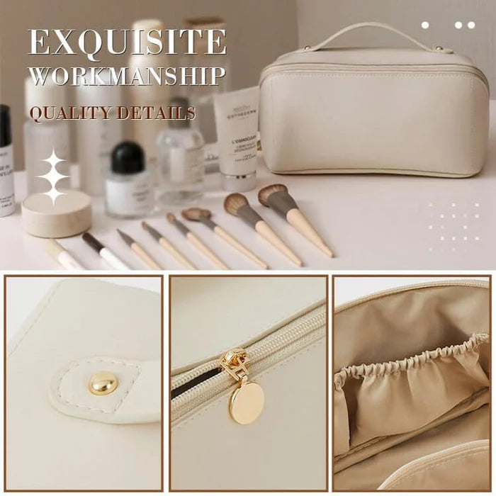 Trousse de maquillage beige en cuir avec fermeture éclair dorée, entourée de pinceaux et produits cosmétiques, mettant en avant la qualité artisanale.