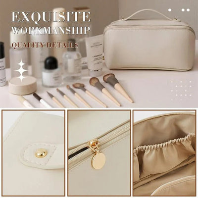 Trousse de maquillage beige en cuir avec fermeture éclair dorée, entourée de pinceaux et produits cosmétiques, mettant en avant la qualité artisanale.