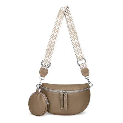 Sac banane en cuir beige avec sangle à motifs géométriques blancs et beiges, pochette ronde assortie, mode tendance, accessoire pratique.