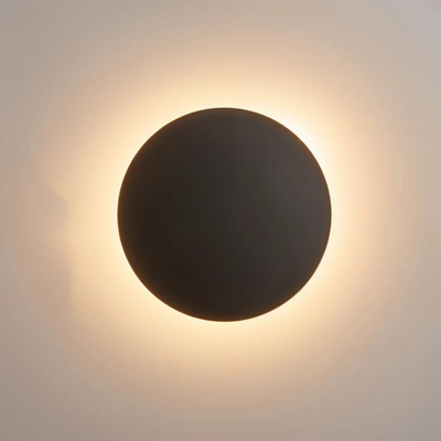 Applique murale LED ronde noire, design moderne, éclairage indirect, idéale pour salon ou chambre, ambiance chaleureuse et élégante.