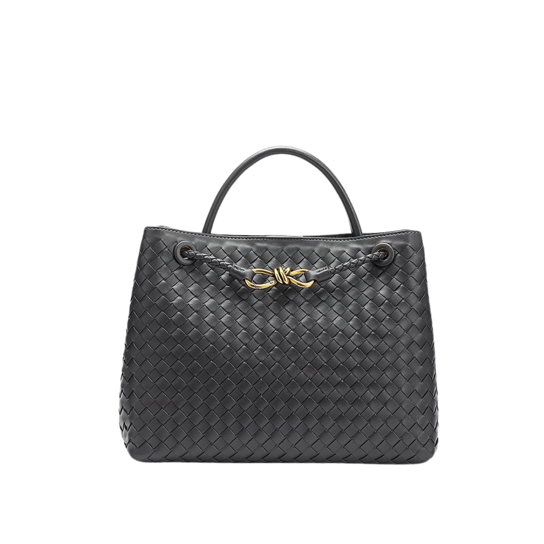 Sac à main en cuir noir tressé avec anse, orné d'un fermoir doré élégant. Accessoire de mode chic et tendance pour femme.