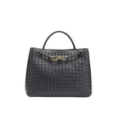 Sac à main en cuir noir tressé avec anse, orné d'un fermoir doré élégant. Accessoire de mode chic et tendance pour femme.