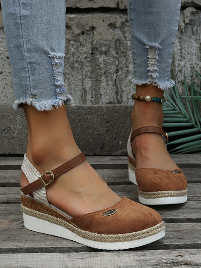 Chaussures compensées marron en daim avec bride cheville, portées avec un jean déchiré. Mode féminine, tendance chaussures été, style décontracté.