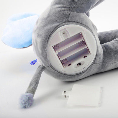 Peluche éléphant gris avec compartiment à piles ouvert, oreilles bleues, queue pompon, jouet interactif pour enfants, sans piles incluses.