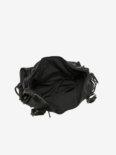 Sac à main en cuir noir ouvert, intérieur spacieux, design élégant, idéal pour mode féminine, accessoires tendance, style chic et pratique.
