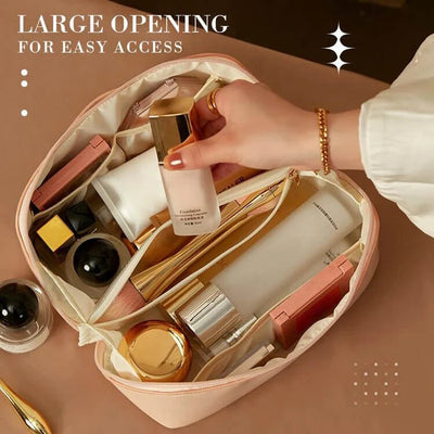 Trousse de maquillage beige ouverte avec produits cosmétiques, flacons et pinceaux, main féminine tenant un flacon. Accessoire beauté pratique.