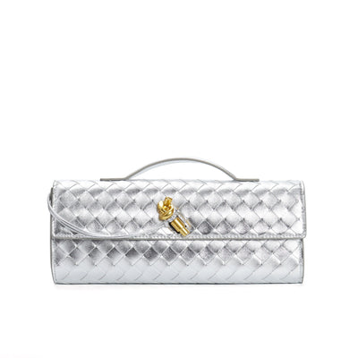 Sac à main argenté tressé avec fermoir doré, design élégant et moderne. Accessoire de mode chic pour soirées et événements spéciaux.