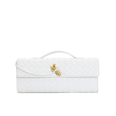 Sac à main blanc tressé en cuir avec fermoir doré, design élégant et moderne. Accessoire de mode chic pour femme, idéal pour soirées et événements.