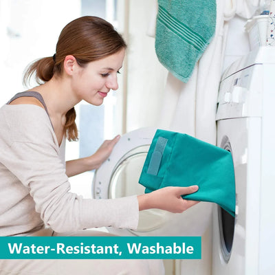 Femme utilisant une machine à laver avec un sac vert résistant à l'eau. Lessive, entretien du linge, nettoyage efficace. Maison moderne.